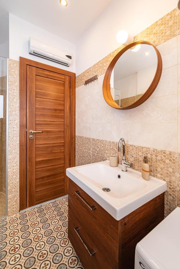Ida Arts Apartments Zara Esterno foto